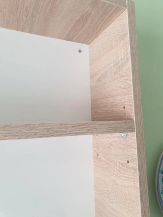 Estantería de madera color beige y marrón