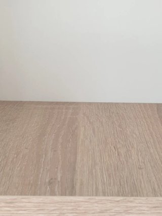 Estantería de madera color beige y marrón