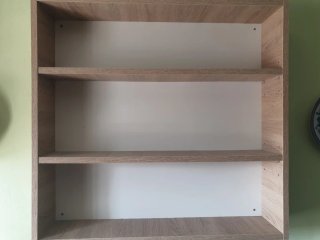 Estantería de madera color beige y marrón