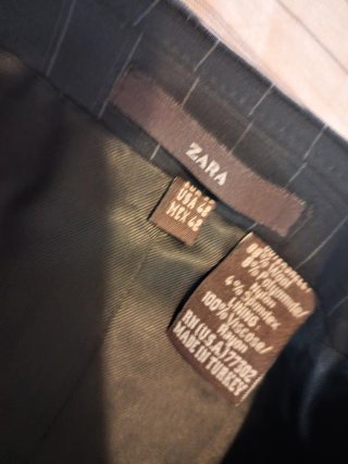 Traje negro raya diplomática. Regalo la corbata