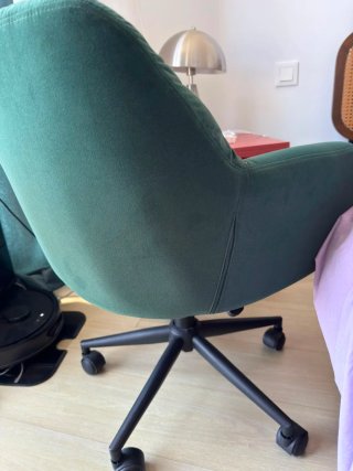 Silla de escritorio verde con ruedas