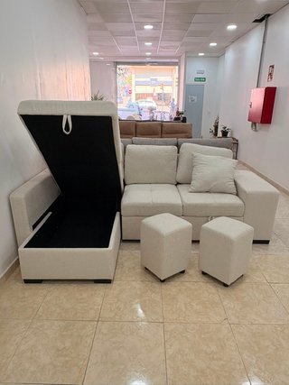 Sofá chaise longue con arcón y puff