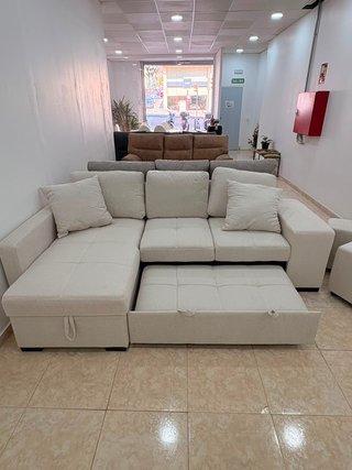 Sofá chaise longue con arcón y puff