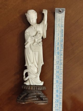 Antica statuetta orientale in materiale nobile