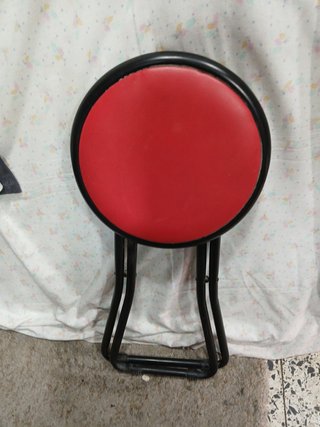 Taburete plegable rojo y negro
