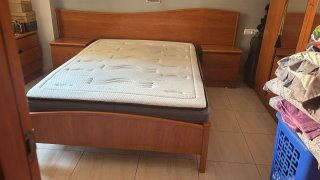 Cama de madera con colchón