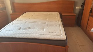 Cama de madera con colchón