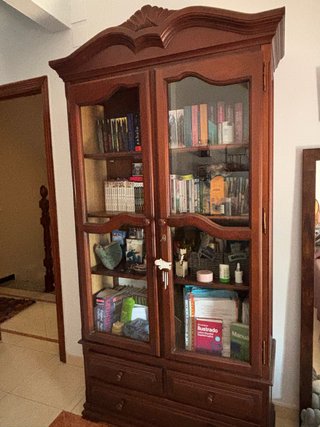Vitrina madera maciza con puertas de cristal