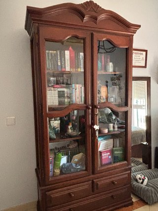 Vitrina madera maciza con puertas de cristal