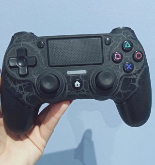 Mando de juego negro con funda texturizada