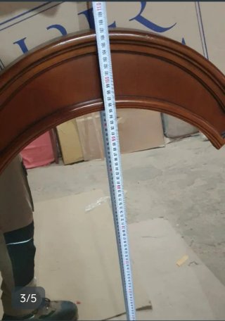 Espejo de madera con marco curvo