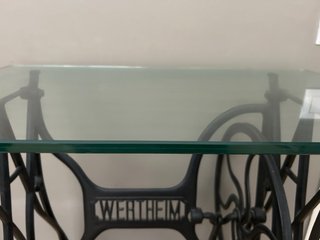 Mesa auxiliar con pie máquina coser Wertheim.