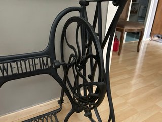 Mesa auxiliar con pie máquina coser Wertheim.