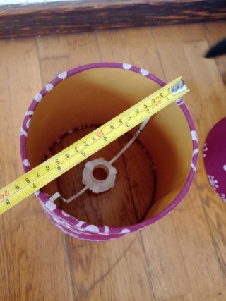 Pantallas de lámpara moradas con diseño geometrico