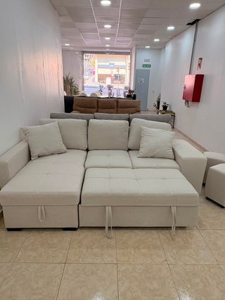 Sofá chaise longue con arcón y puffs
