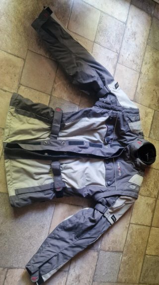 Chaqueta de moto gris y beige