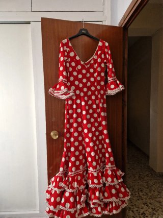 Traje de flamenca rojo con lunares blancos
