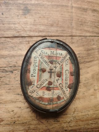Relicario antiguo con 8 reliquias