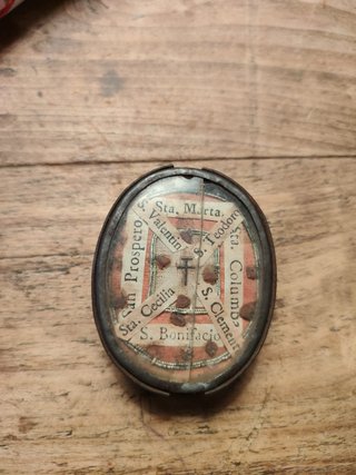 Relicario antiguo con 8 reliquias