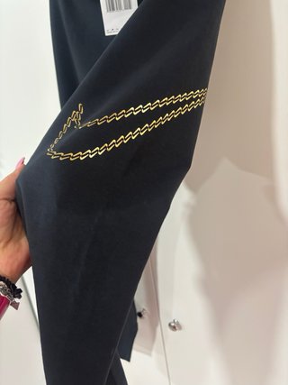 Mallas Nike Negras con Logo Dorado