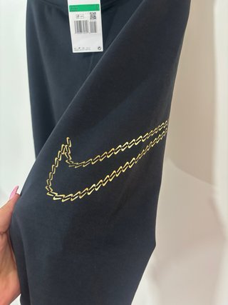 Mallas Nike Negras con Logo Dorado