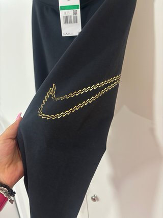 Mallas Nike Negras con Logo Dorado