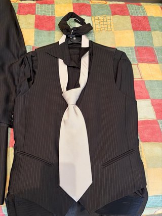 Traje de novio azul con corbata plateada