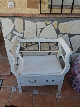 Banco de madera con cojín y cajones
