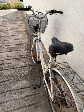 Bicicleta urbana blanca con cesta
