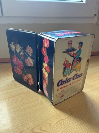 Lata antigua Cola-Cao con dibujo de flores.