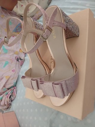 Tacones dorados y rosas con lazo