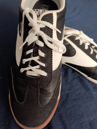 Zapatillas Mustang Negras y Blancas