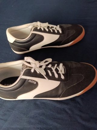 Zapatillas Mustang Negras y Blancas