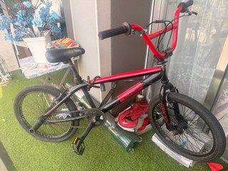 Bicicleta BMX Roja y Negra