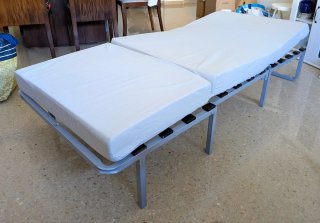 Puff-cama gris de tela