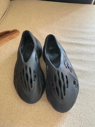 Zuecos Adidas negros