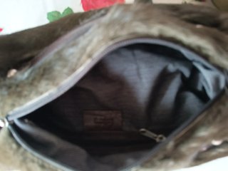Bolso piel verde con pelo