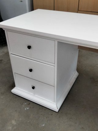 Escritorio blanco con cajones