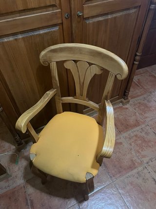 Escritorio de madera con cajones
