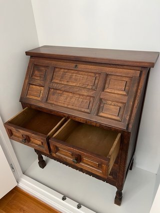 Cómoda de madera maciza con puerta abatible