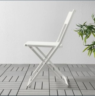 Sillas y mesas plegables blancas para eventos