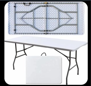 Sillas y mesas plegables blancas para eventos