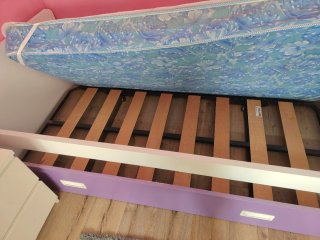 Cama nido blanca y morada