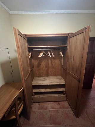 Armario de madera maciza