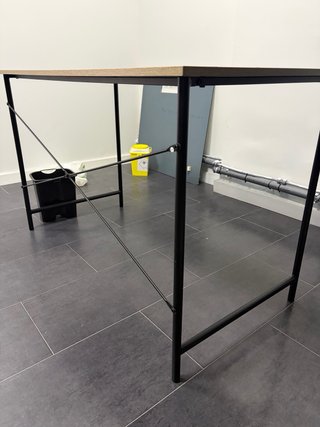 Mesa de madera con patas metálicas negras