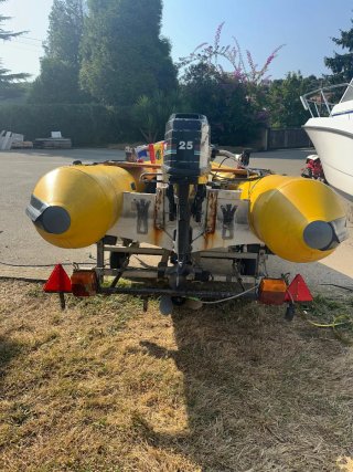 Zodiac Amarillo con Motor Mercury
