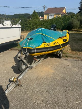 Zodiac Amarillo con Motor Mercury