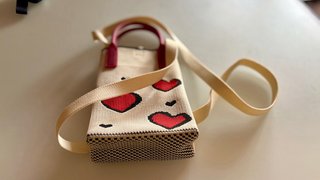 Bolso pequeño de malla con corazones