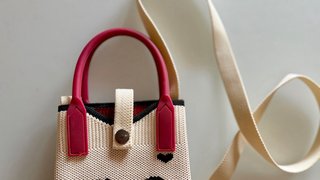 Bolso pequeño de malla con corazones