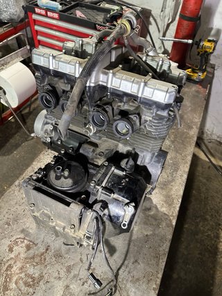 Motor Kawasaki ZR 750F